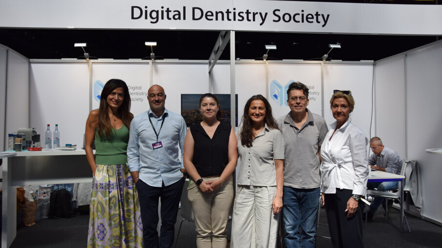 The high-quality education programme of DDS.Berlin has been curated in close collaboration with the Digital Dentistry Society, a leading organisation for digital dentistry. 