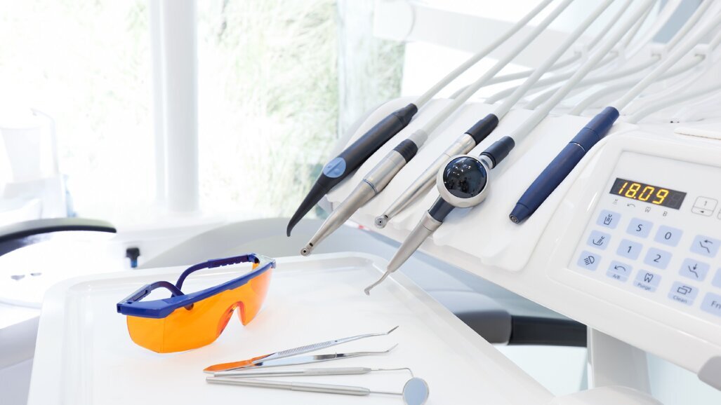 Terapia parodontale non chirurgica: efficacia degli strumenti manuali, ultrasonici e delle terapie aggiuntive