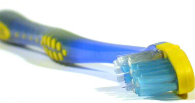 Gli adulti si lavano i denti in modo sbagliato