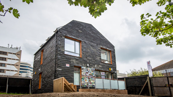 Recycling mit Biss: Haus aus Zahnbürsten & Co.