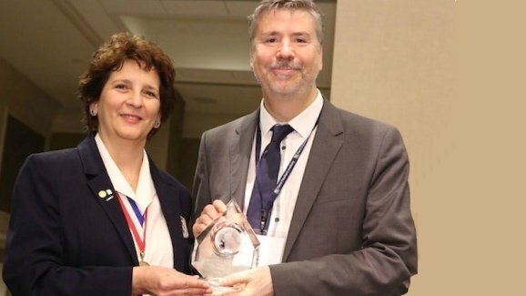 Straumann homenageada pelas contribuições para saúde bucal global