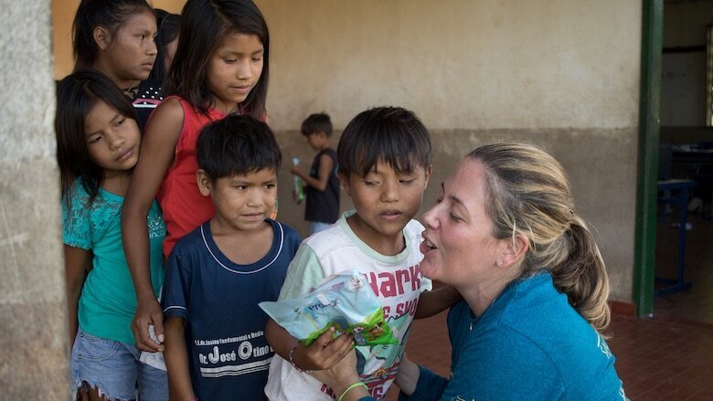 Figura 8. Fabiana Schleder Ruiz, Global Marketing Manager de Dentsply Sirona, distribuyendo kits de cuidado dental a la población local.
