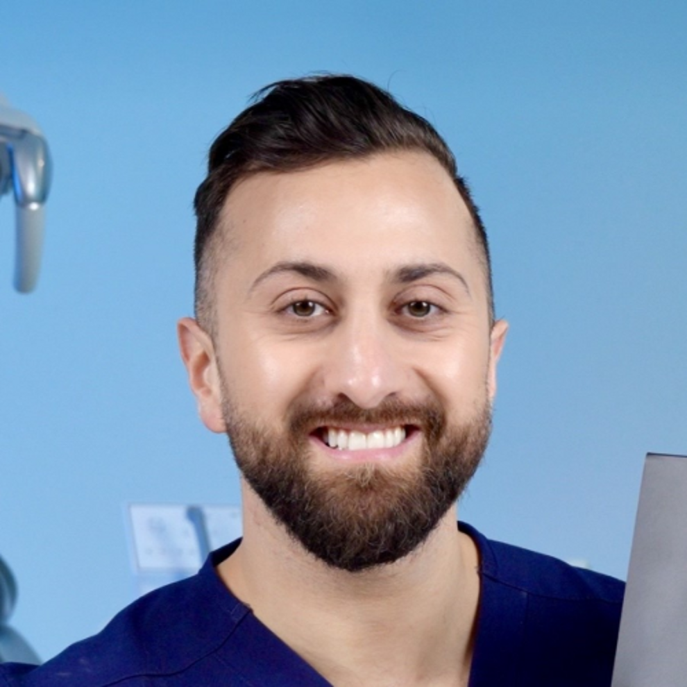 Dr Ahmad Al-Hassiny je globalni lider u digitalnoj stomatologiji i intraoralnim skenerima, koji održava predavanja za mnoge kompanije i  dentalnu industriju.