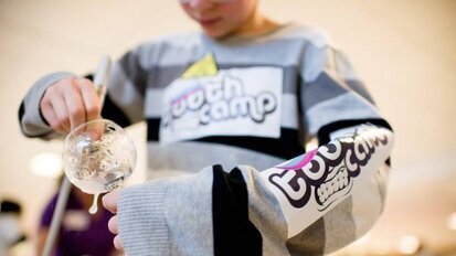 ToothCamp houdt kindergebitten spiegel voor