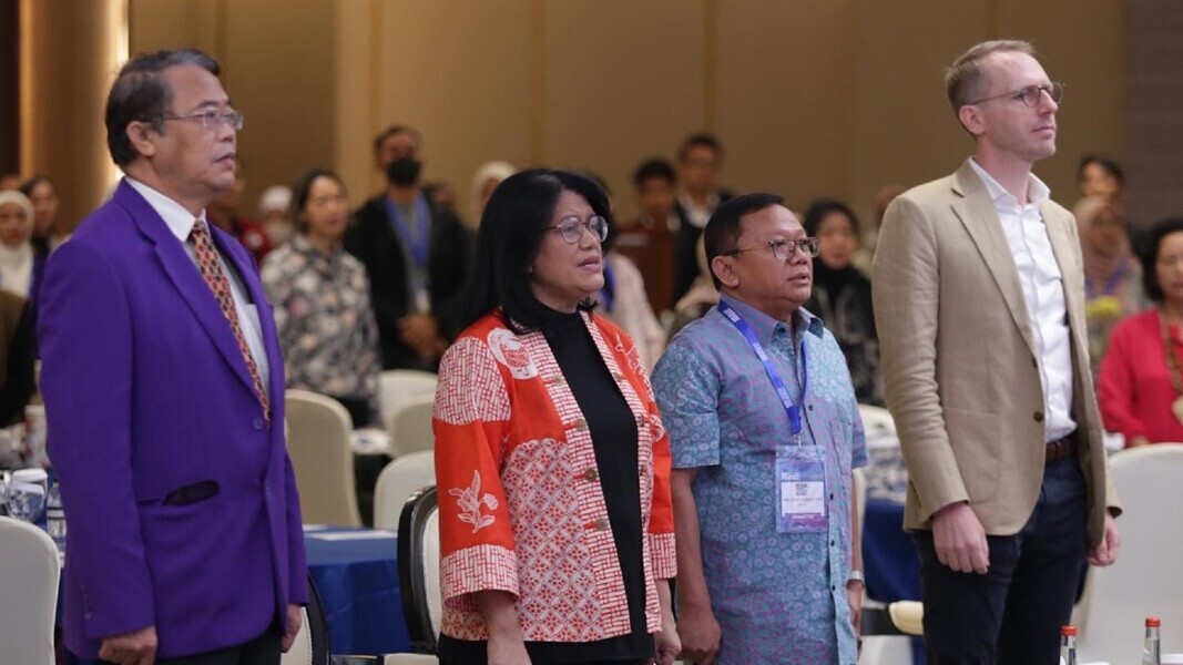 From left: Dr Usman Sumantri, president of the Indonesian Dental Association; Dr Lucia Rizka Andalucia, director general for pharmaceutical and medical devices in the Indonesian Ministry of Health; Dr Diono Susilo, chairperson of IDEC 2023; and Mathias Kuepper, managing director and vice president for Asia Pacific at Koelnmesse. (Image: IDEC) 