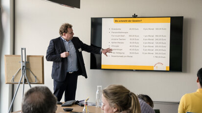 Der Bochumer Zahnarzt Jesko Gärtner mit seinem Vortrag zum wirtschaftlichen Einsatz des Dentallasers.