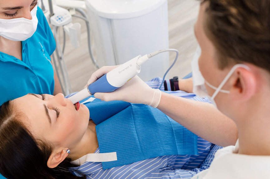 Maximilian von Kleinsorgen considers Planmeca Emerald S intra-oral scanner his favourite device. (Image: Tatiana Kurda)