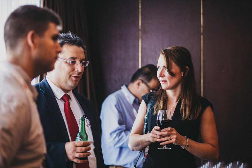 Rob Pounds from The Dental Imaging Company, a partner in the UK, and Britt van den Berg, who is a clinician associated with ACTA university Amsterdam and is now starting research with Navident. (Photograph: Robert Strehler)