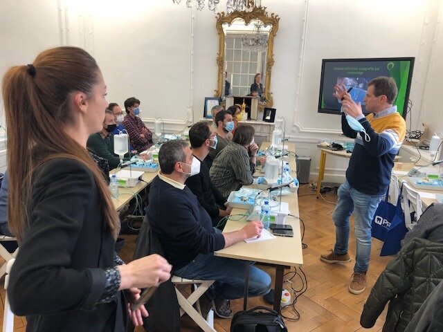Séance de travaux pratiques des Drs Laurent Bluche et Laurine Birault. (Photo : Dr Pascal Klopp)