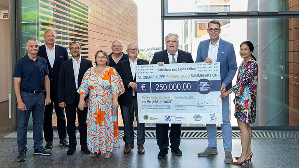 250.000 Euro für die Kinderkrebsforschung: Oberpfälzer Zahnaltgold-Spende am UKR übergeben