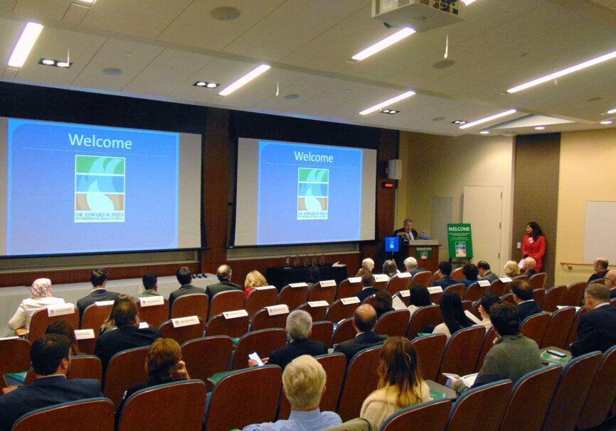 Steven W. Kess, president of the Dr. Edward B. Shils Entrepreneurial Fund’s Board of Directors, welcomes attendees to the awards event and student competition. (Photo: Fred Michmershuizen/DTA)
