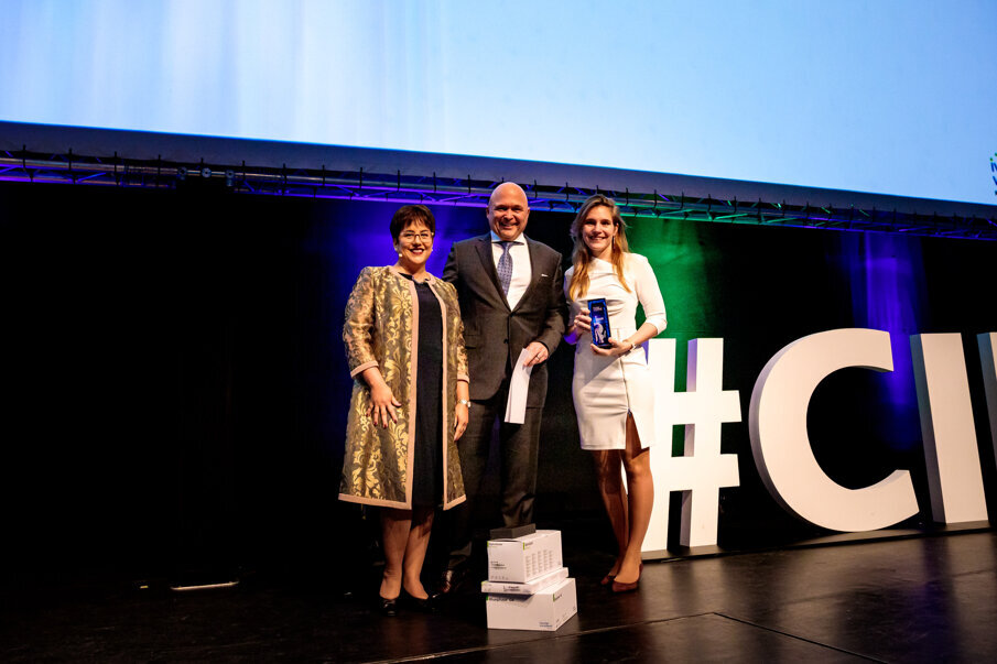 Slika. 5.: Dr. Tatiana Repetto-Bauckhage, Gernot Schuller i dr. Eva Mikola, dobitnica Dental Progress Award     