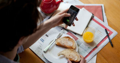 Abitudini mattutine: smartphone batte spazzolino da denti