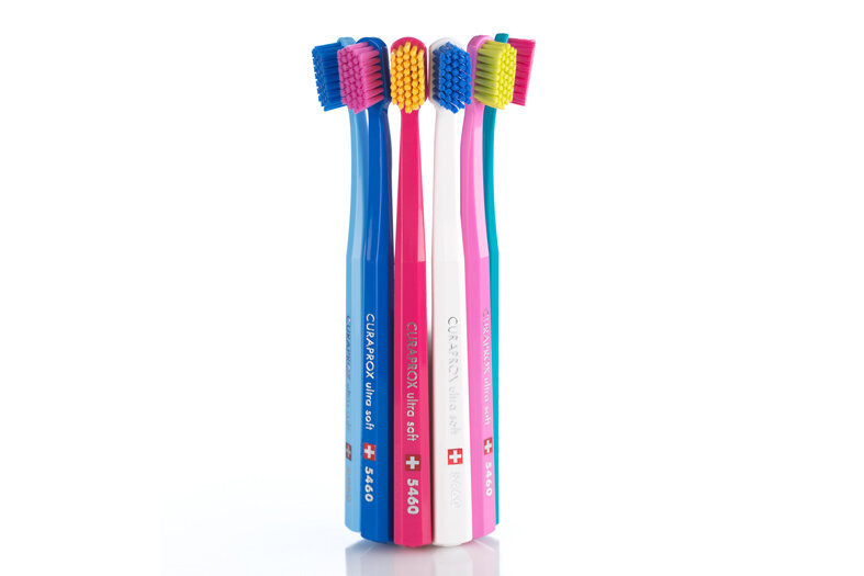 CS 5460 di Curaprox spazzolino di comprovata qualità ed efficacia nella profilassi orale quotidiana grazie alle sue 5460 setole ultrasottili in CUREN. È disponibile in 36 combinazioni di colori e molteplici edizioni limitate dal design unico.