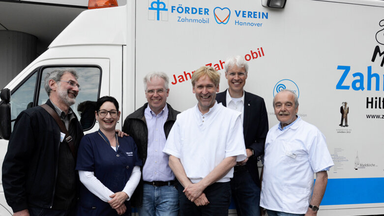 Kammerpräsident Bunke behandelt Obdachlose im Zahnmobil Hannover