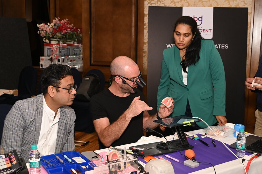 Personal feedbacks on restorative techniques by Dr. Jordi Manauta to the attendees. (Image: Buzzdent)