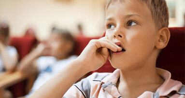 Mutter muss ihrem Sohn Fingernägel aus dem Zahnfleisch entfernen