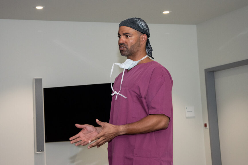 Der Implantologe praktiziert seit rund 25 Jahren und hat zuletzt eine eigene Praxis in Stockholm betrieben sowie eine eigene Dentalpflegeserie entwickelt.