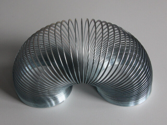 Plastická deformace kovu.