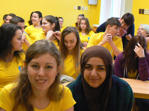 Losování soutěžních kódů – vpředu 2 studentky z Berlína