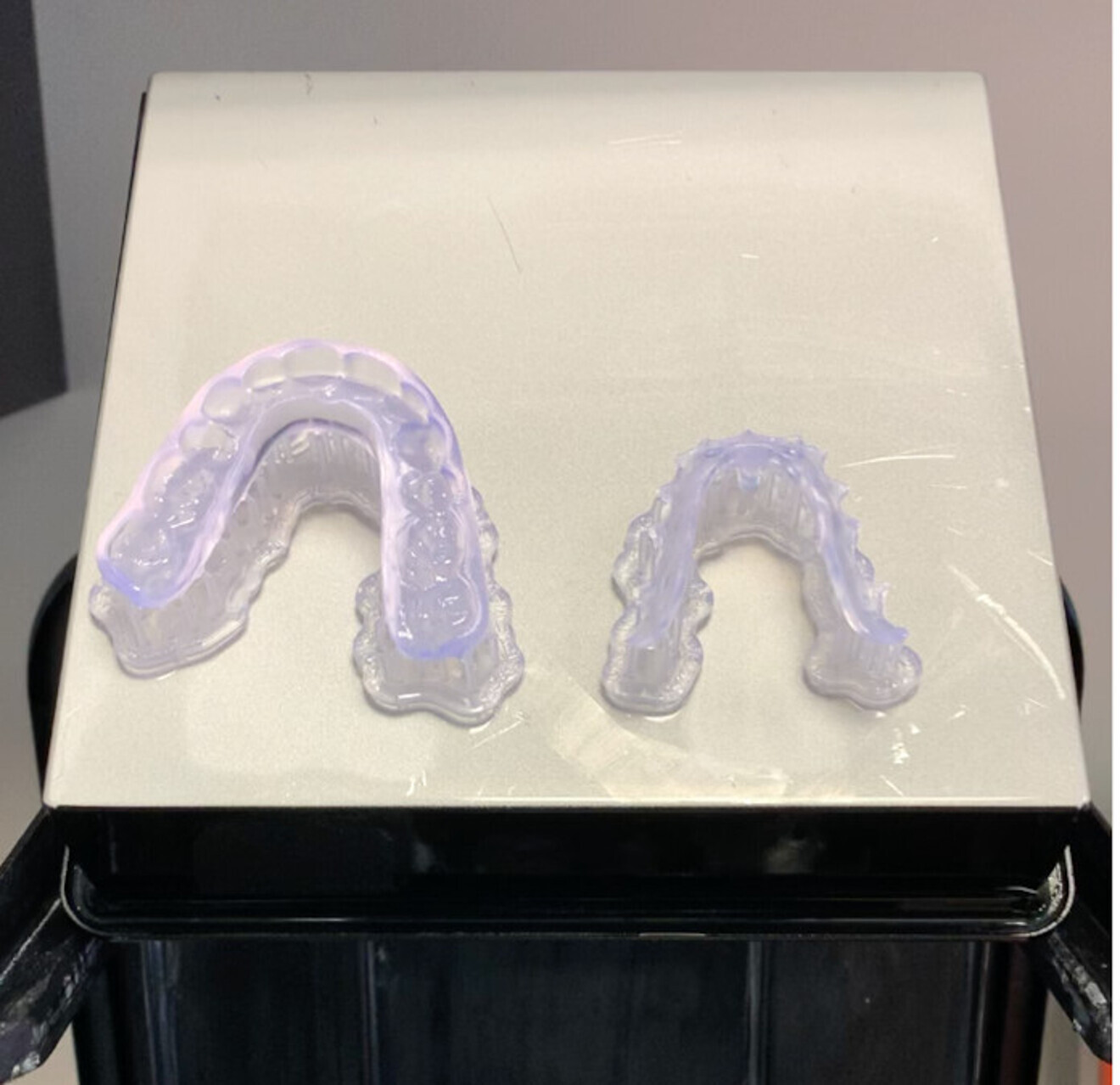 Fig. 6: Printed occlusal splint and Kois deprogrammer on the build platform.