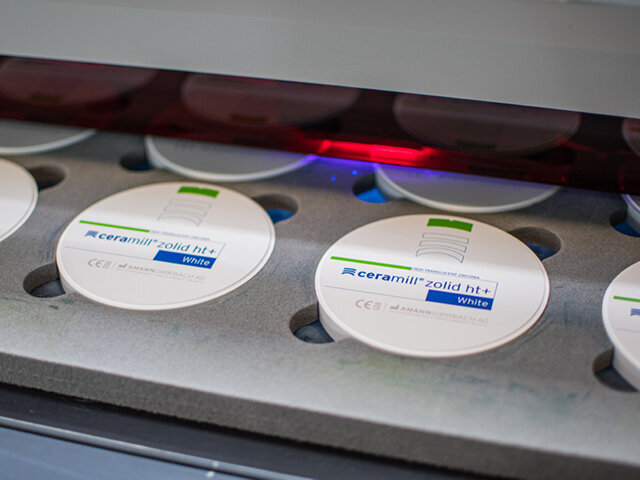 Aby bylo možné vyhovět rostoucí poptávce, otevřela společnost Amann Girrbach v roce 2017 další výrobní prostory v místě svého sídla v Rakousku.