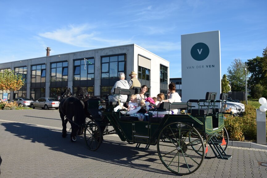 Bei schönstem Herbstwetter nutzten Besucher des Marken-Outlet-Tages die Gelegenheit für eine Kutschfahrt. © DTI