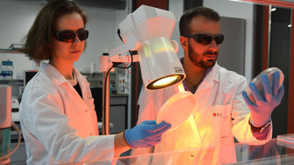 Licht gegen Keime: Innovative Zahnschiene zur Bekämpfung antibiotikaresistenter Bakterien