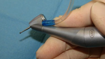 El primer contra-ángulo de 45 grados ofrece un acceso óptimo