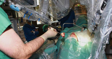 Erste totale Kehlkopfentfernung mit dem Da-Vinci-Roboter