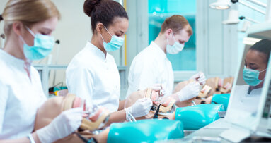 Universidade do Reino Unido faz parceria com mydentist para nova rota para registro GDC para dentistas estrangeiros