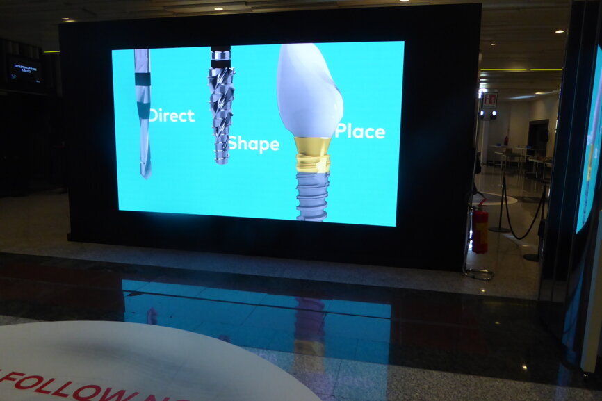 El misterioso cubo negro escondía varios puestos donde se podía probar la facilidad de la colocación de los implantes Nobel Biocare N1.