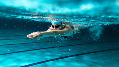 Badania wskazują na związek między pływaniem w zawodach a przebarwieniami zębów