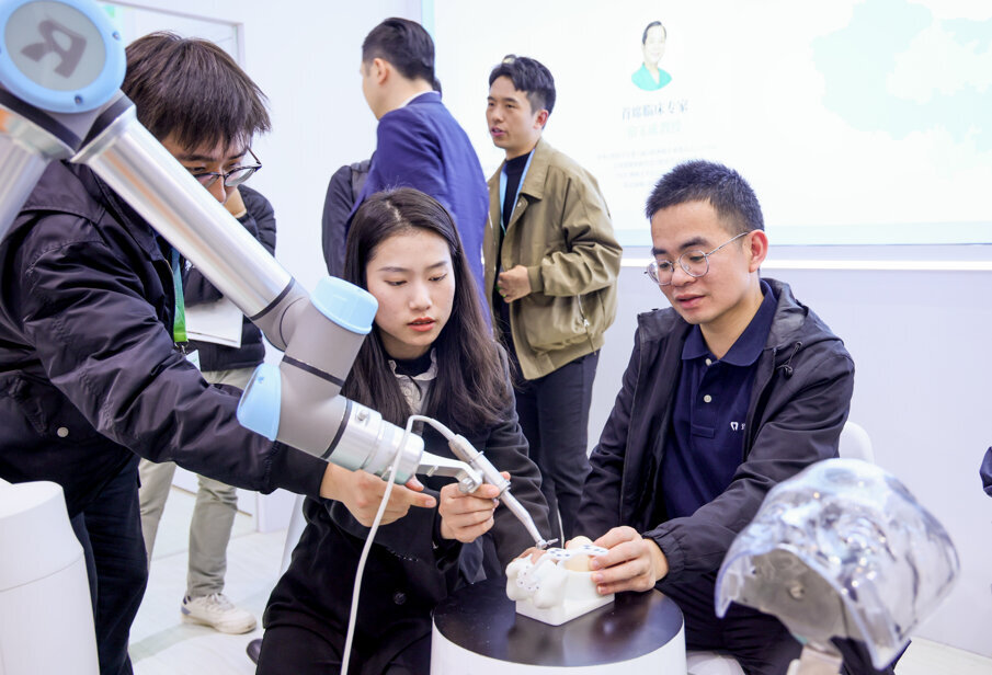 Participants beneift from hands-on engagement with the latest dental technologies from exhibitors.