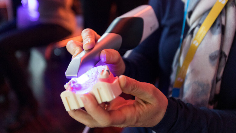 The new intra-oral scanner was put to the test in the hands-on sessions. (Photograpah: Dentsply Sirona)