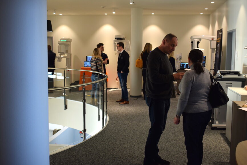 Ein letzter Austausch zwischen Teilnehmern und Ausstellern, bevor es Zeit war in den Veranstaltungsraum zurückzukehren. © DTI