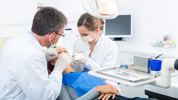 Mit Strom gegen Karies