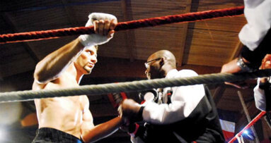 Un dentiste qui enfile des gants