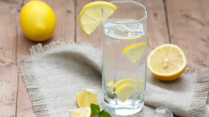 Zitronenwasser greift Zähne gefährlich an