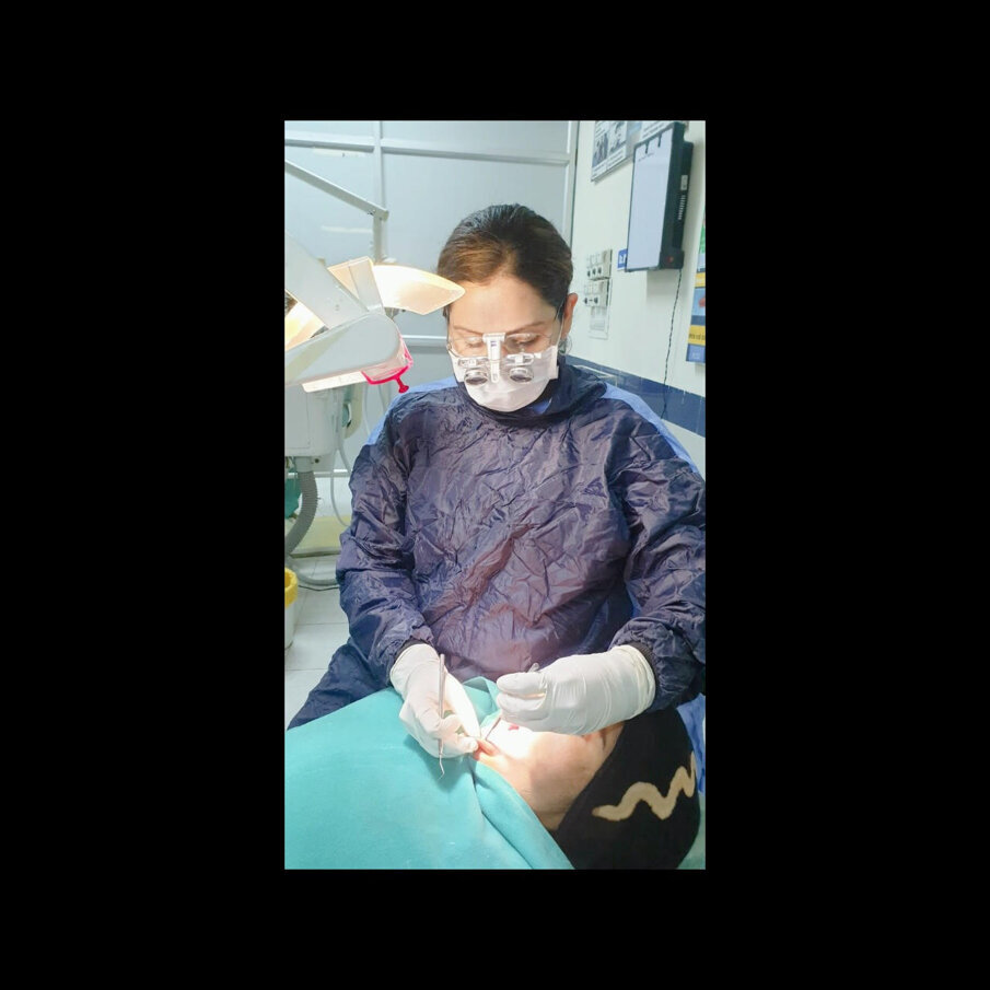 Figure 1a: Improved ergonomics using magnifying loupes