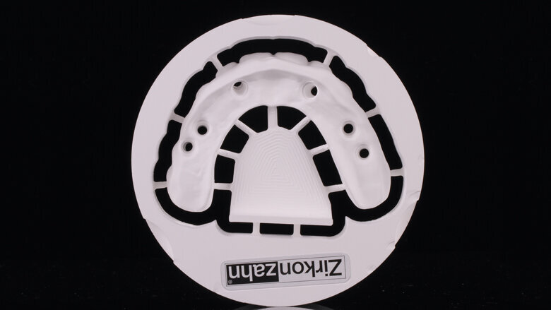 Náhrada pro celý oblouk nesená implantáty vyfrézovaná z částečně sintrovaného (v zeleném stavu) zirkonového polotovaru