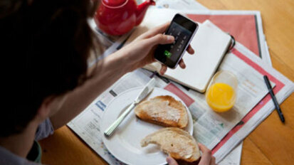 Abitudini mattutine: smartphone batte spazzolino da denti