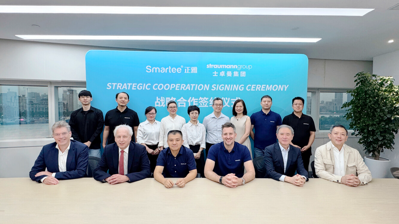 Representatives of Straumann and Smartee at the signing ceremony. (Image: ClearCorrect)