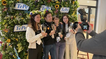 Traditionally, wreaths made of different types of colored flowers are worn during the midsummer feast. (Image: TePe)