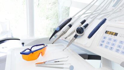 Terapia parodontale non chirurgica: efficacia degli strumenti manuali, ultrasonici e delle terapie aggiuntive