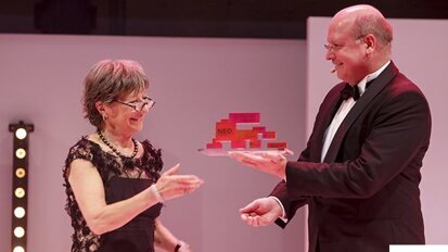 Proprietária de fornecedora de laboratório odontológico recebe prêmio por realizações vitalícias