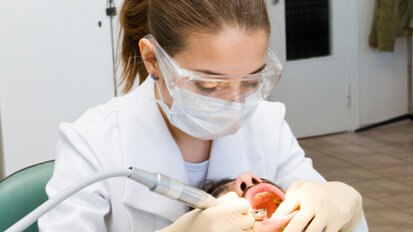 Verzekeraars in actie tegen declaratiefraude tandartsen