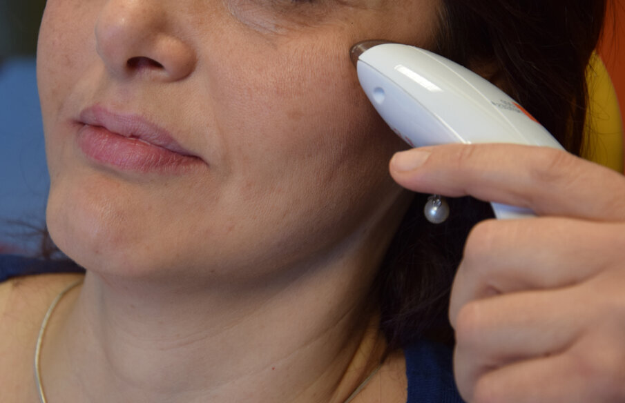 Fig. 4 - Irradiazione della zona interessata con laser a diodi a bassa potenza.