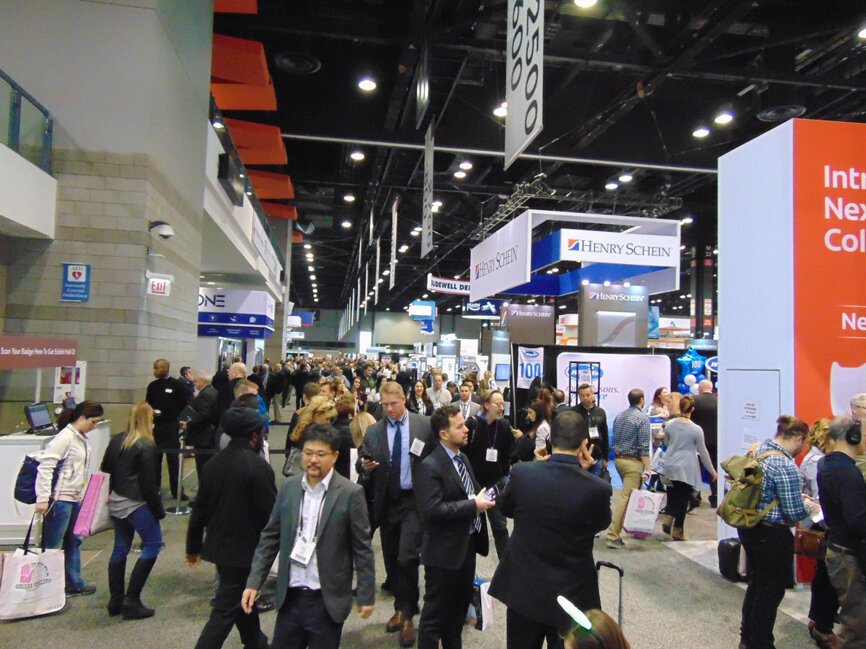 The aisles of the exhibit hall are crowded with meeting attendees. (Photo: Fred Michmershuizen/Dental Tribune America)