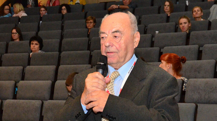 Do diskuze nad tématy přednášek se zapojil také prof. Milan Kamínek